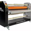 Lamineuse industrielle noire et orange sur roulettes.