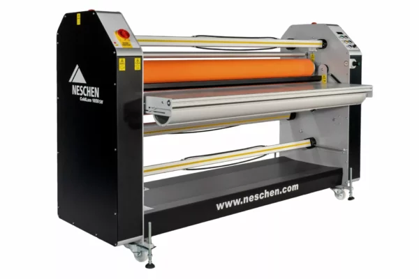 Lamineuse industrielle noire et orange sur roulettes.