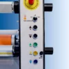 Panneau de commande machine avec bouton d'urgence rouge.
