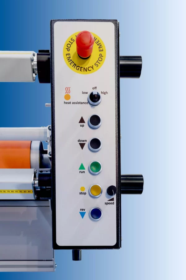 Panneau de commande machine avec bouton d'urgence rouge.