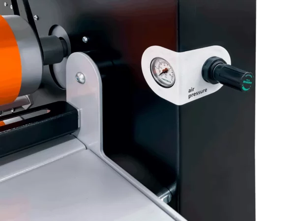 Manomètre de pression d'air sur une machine.
