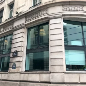 Immeuble avec grandes fenêtres rue Le Peletier.