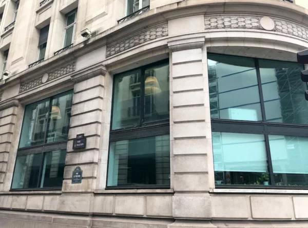 Immeuble avec grandes fenêtres rue Le Peletier.