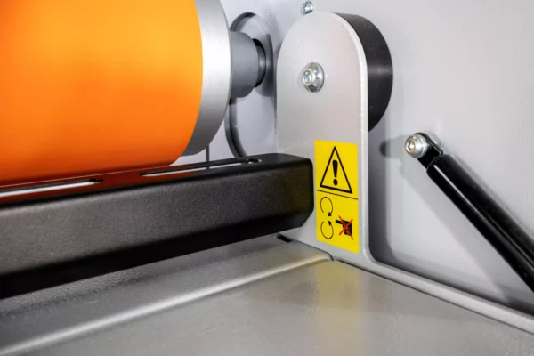 Avertissement de sécurité sur machine industrielle.
