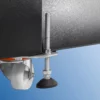 Pied réglable et roulette sous meuble noir.
