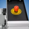 Bouton d'arrêt d'urgence rouge sur machine
