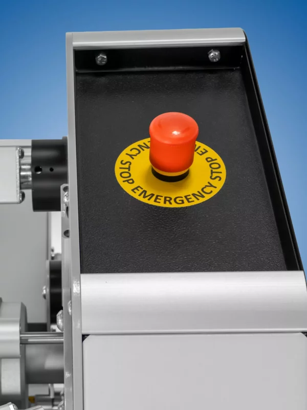 Bouton d'arrêt d'urgence rouge sur machine