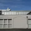 Bâtiment industriel avec fenêtres et toit en verre.