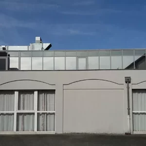 Bâtiment industriel avec fenêtres et toit en verre.
