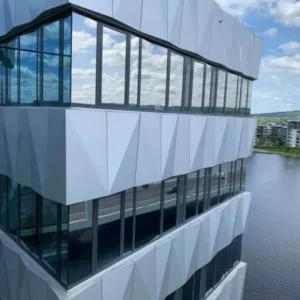 Immeuble moderne surplombant une rivière.