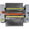 Machine industrielle avec rouleau orange et commandes.