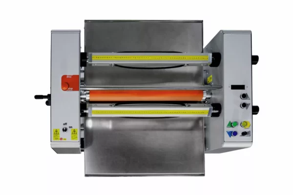 Machine industrielle avec rouleau orange et commandes.