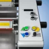 Panneau de commande d'une machine industrielle.