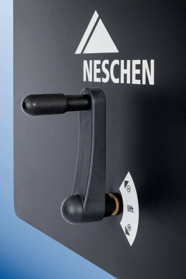 Poignée noire sur panneau avec logo Neschen.