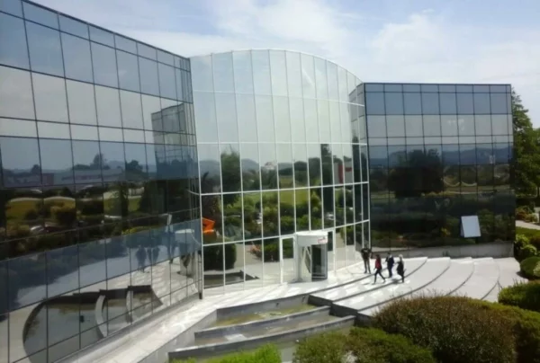 Bâtiment moderne avec façade en verre réfléchissante.