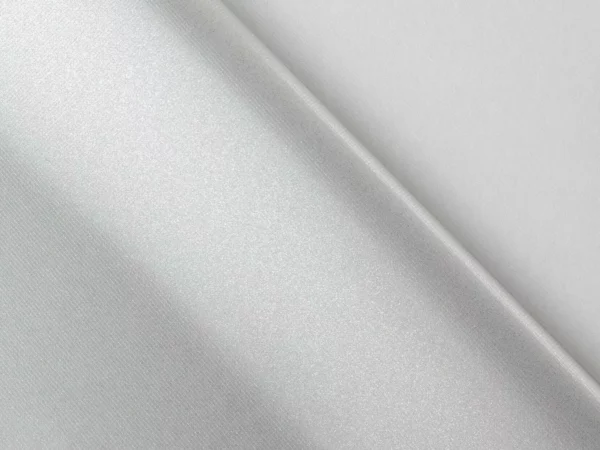Tissu blanc texturé et brillant