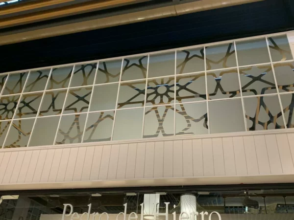 Fenêtre avec motifs géométriques décoratifs.