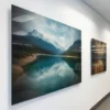 Photo de montagne exposée sur un mur blanc.
