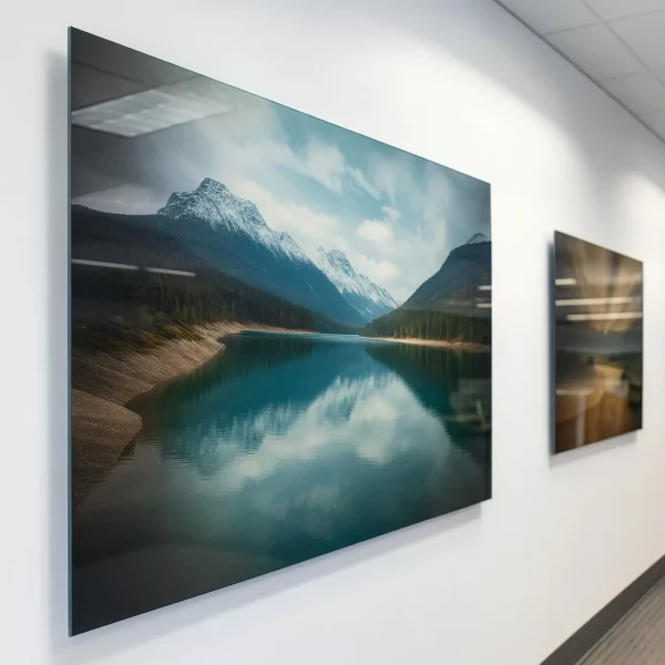 Photo de montagne exposée sur un mur blanc.