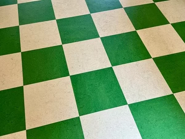 Carrelage damier vert et blanc