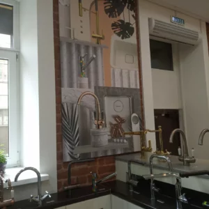 Cuisine avec robinets variés et climatiseur.