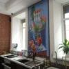 Cuisine moderne avec affiche artistique sur filtration d'eau.