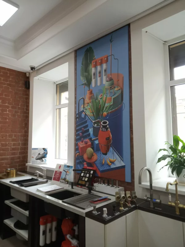 Cuisine moderne avec affiche artistique sur filtration d'eau.