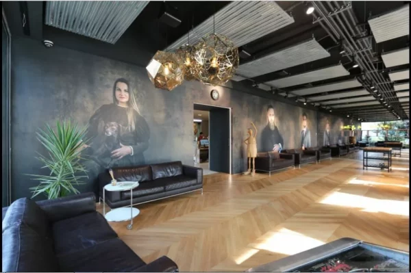 Salle avec canapés et portraits muraux modernes.