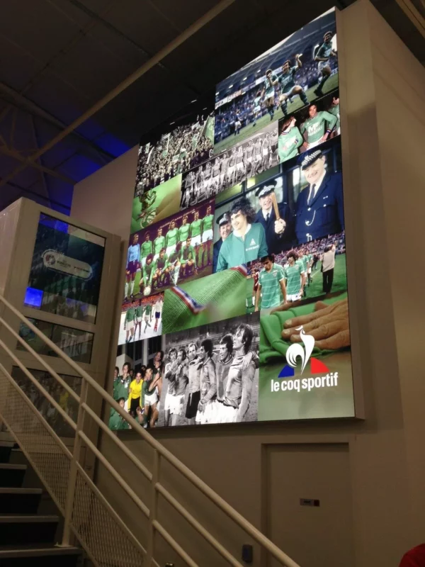 Affiche rétro de football "Le Coq Sportif".