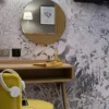 Bureau avec chaise jaune et écouteurs