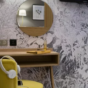 Bureau avec chaise jaune et écouteurs