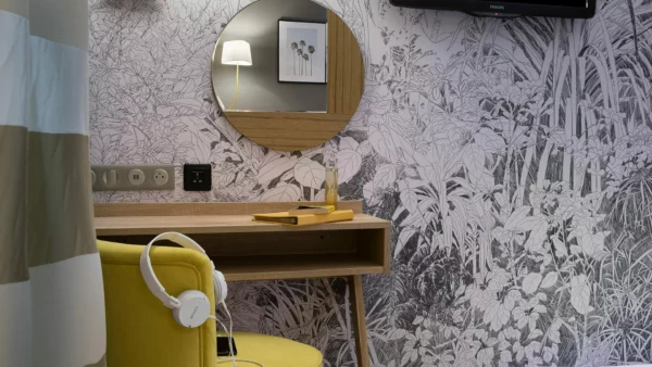 Bureau avec chaise jaune et écouteurs