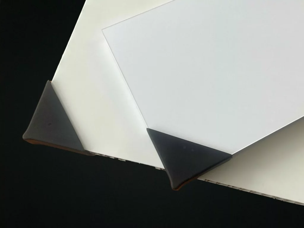 Coins de table en plastique noir.