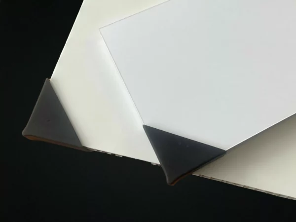 Coins de table en plastique noir.