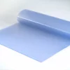 Rouleau de plastique transparent bleu non déroulé.
