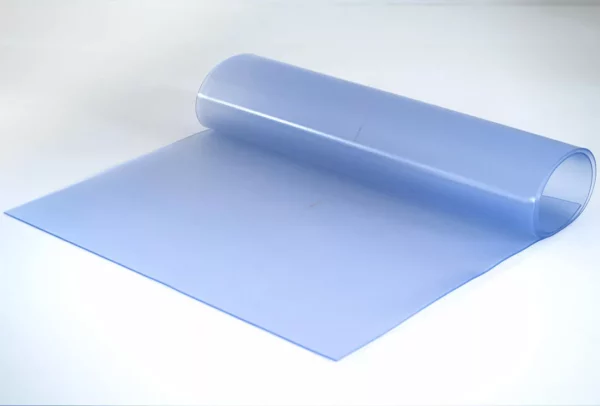 Rouleau de plastique transparent bleu non déroulé.