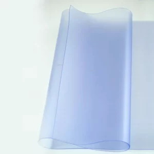 Rouleau de film transparent bleu sur fond clair.