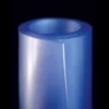 Rouleau de film plastique bleu sur fond noir.