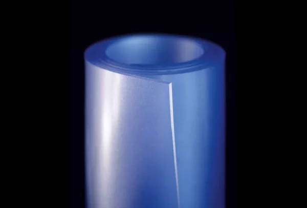 Rouleau de film plastique bleu sur fond noir.