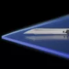 Cutter sur plaque bleue, fond noir.