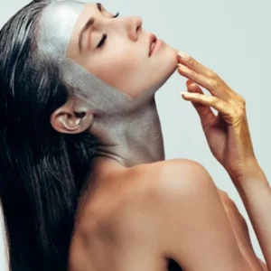 Femme avec peinture argentée et dorée sur le corps.