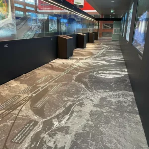 Couloir avec carte aérienne au sol.