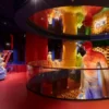 Intérieur coloré avec mannequins d'exposition mode.