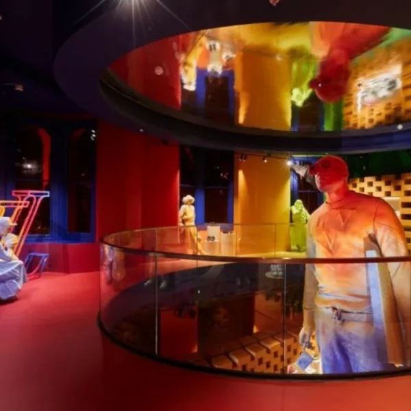 Intérieur coloré avec mannequins d'exposition mode.