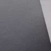 Papier texturé gris et blanc en angle.