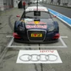 Voiture de course Audi dans les stands.
