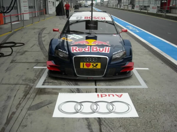 Voiture de course Audi dans les stands.