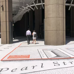 Entrée de bâtiment avec sol illustré.