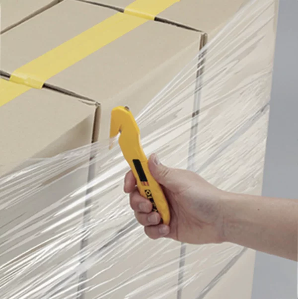 Main coupant film plastique autour cartons