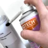 Main utilisant bombe aérosol avec pinceau diffuseur